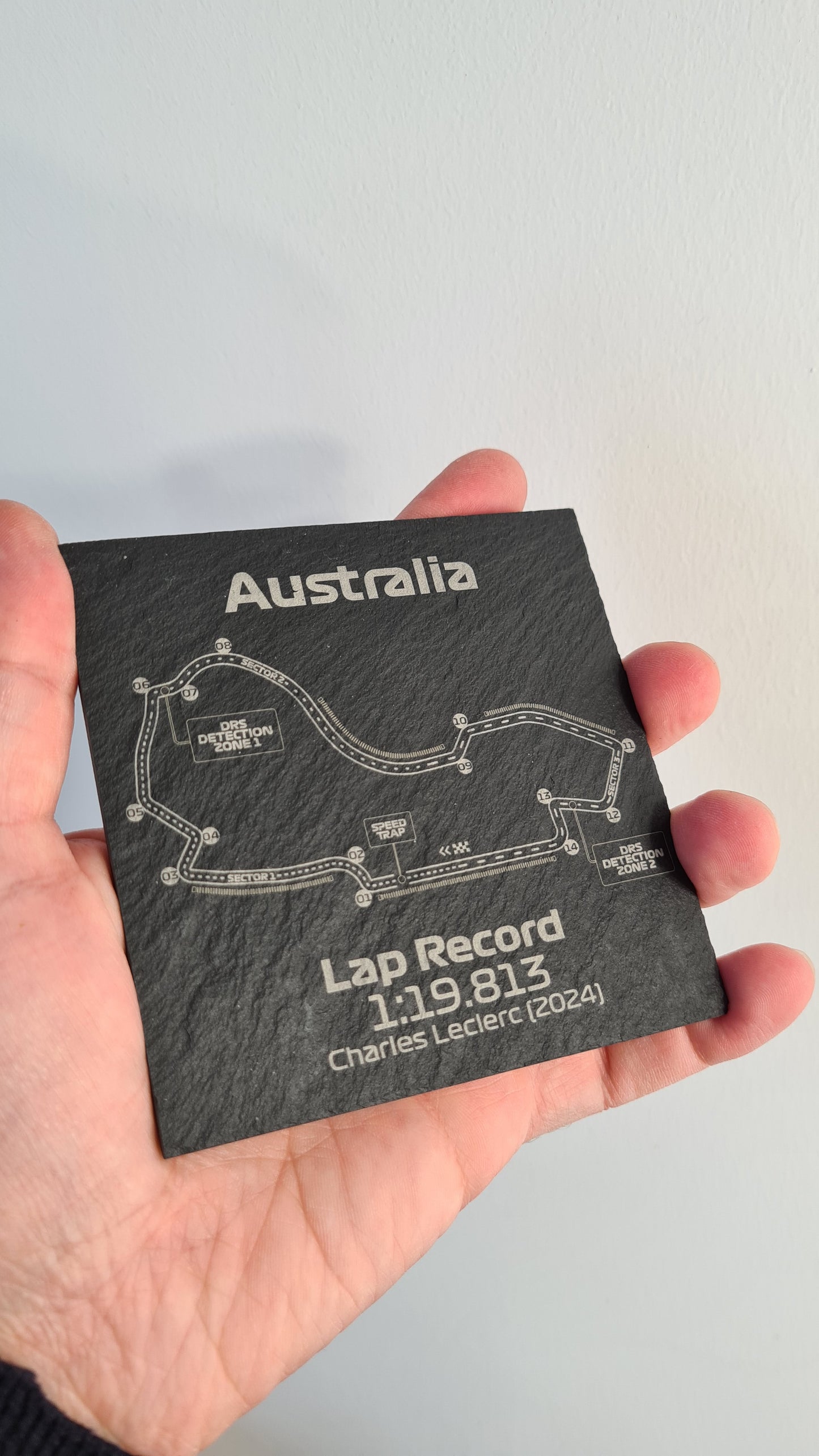 Sous-verres en verre de pistes de Formule 1 haute définition - Cadeau parfait pour les amateurs de F1 - Verre en ardoise et sous-verres à cocktail gravés au laser 10x10 cm