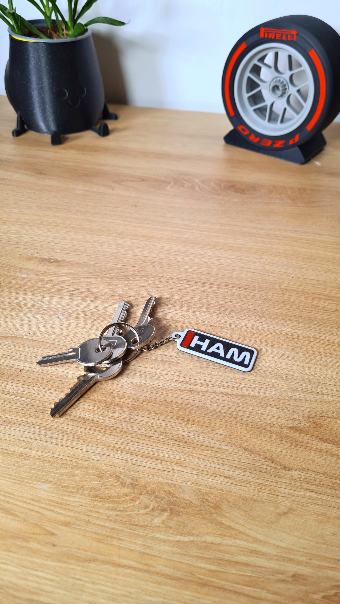 Porte-clés Ferrari F1 personnalisable avec prénoms à 3 lettres - Leclerc & Hamilton