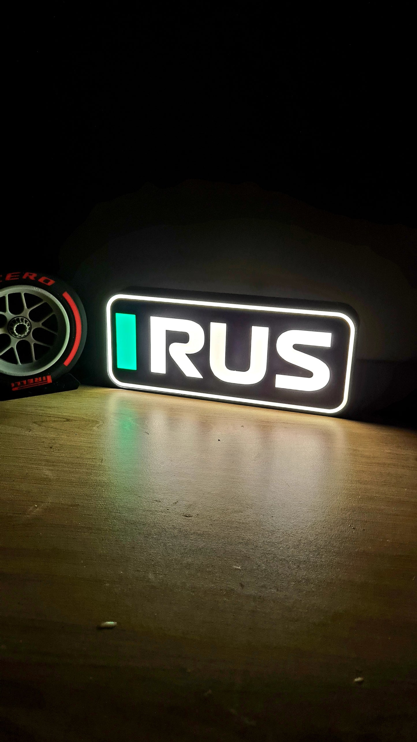 Boîte lumineuse LED Mercedes Georges Russell F1 personnalisée avec noms F1 à 3 lettres