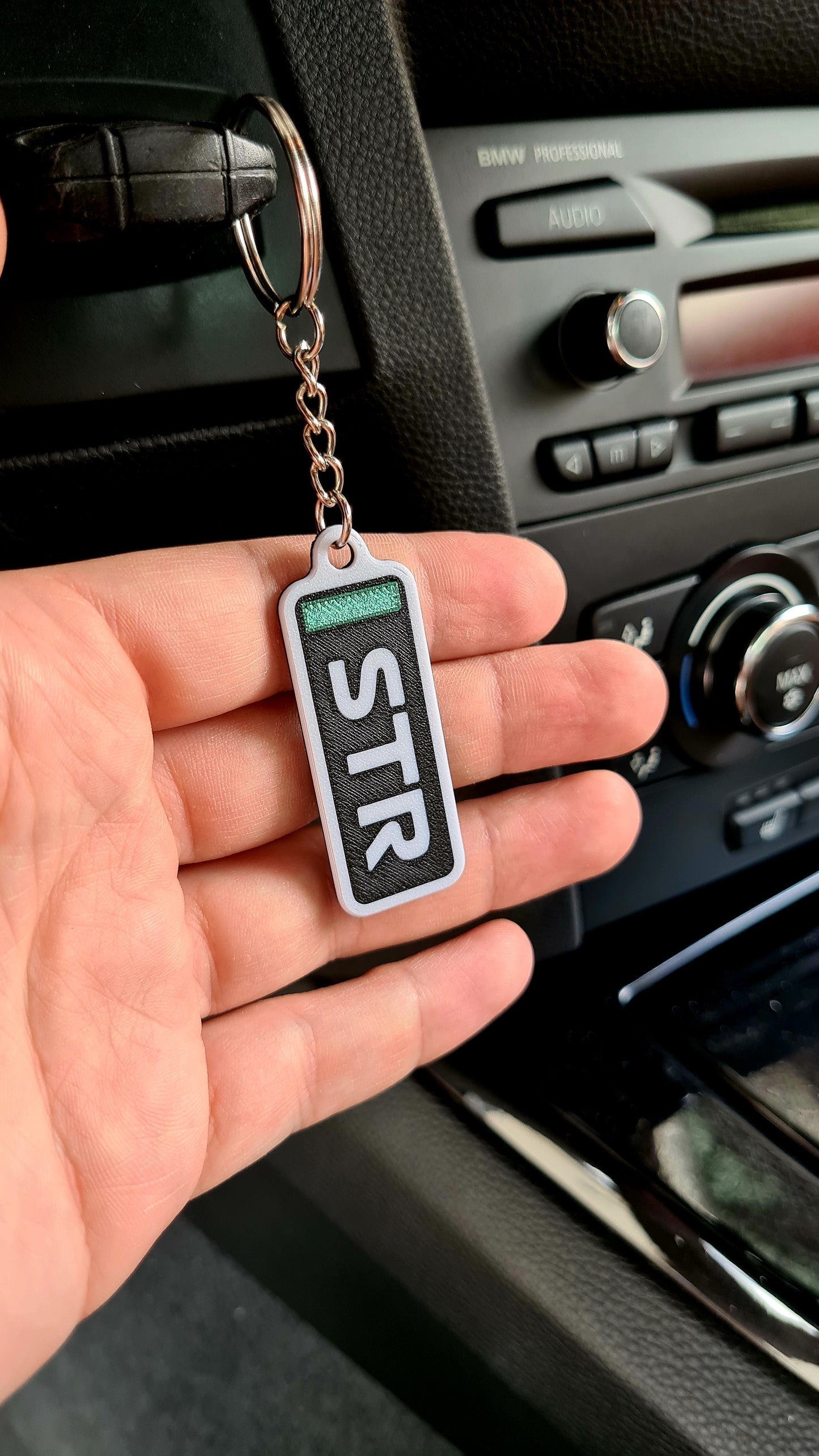Porte-clés Aston Martin F1 personnalisable avec noms à 3 lettres - Alonso & Stroll