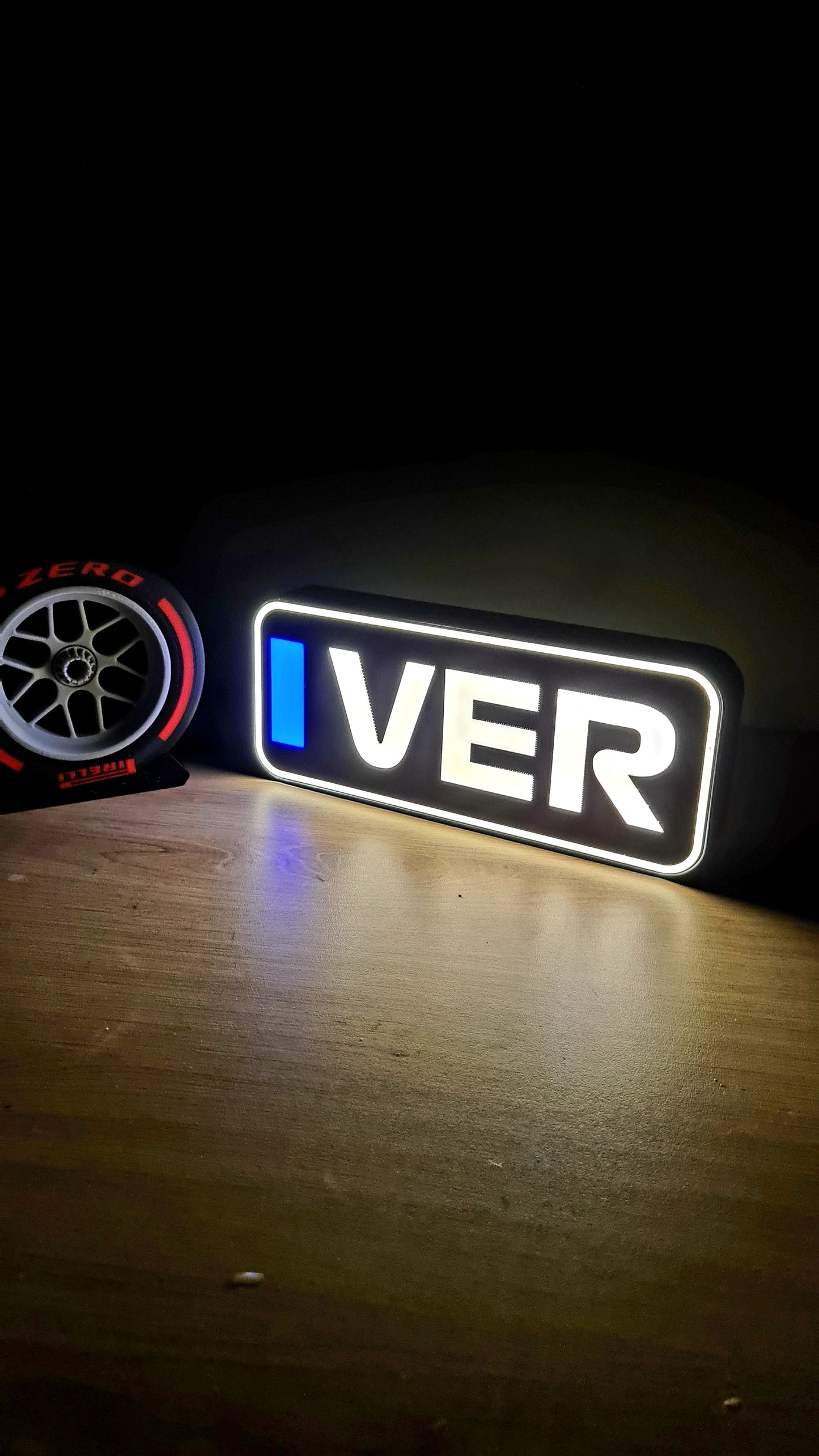 Boîte lumineuse LED Redbull Max Verstappen F1 personnalisée avec noms F1 à 3 lettres