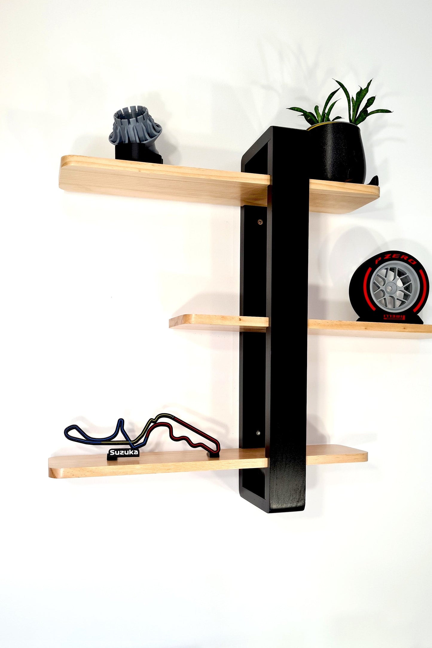 Suzuka Circuit 3D track model, Pirelli P-Zero F1 tire replica, and F1 engine sculpture fan decor.