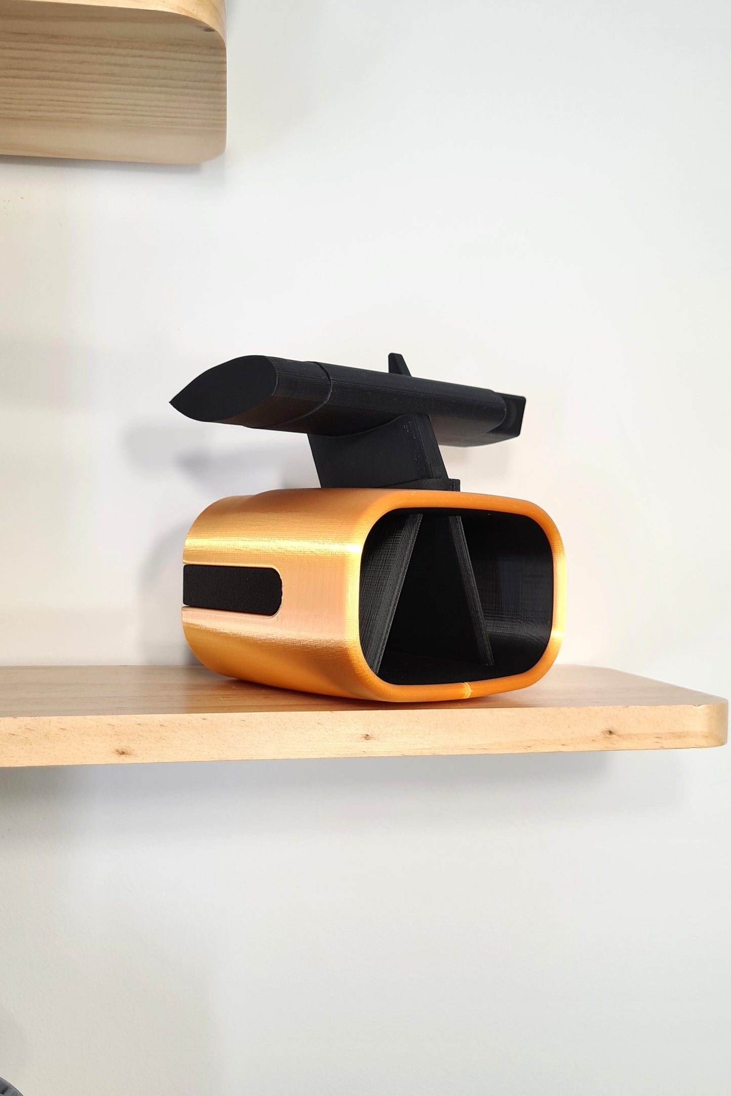 3D printed gold and black F1 rear wing phone stand, unique Formula 1 fan desk decor.