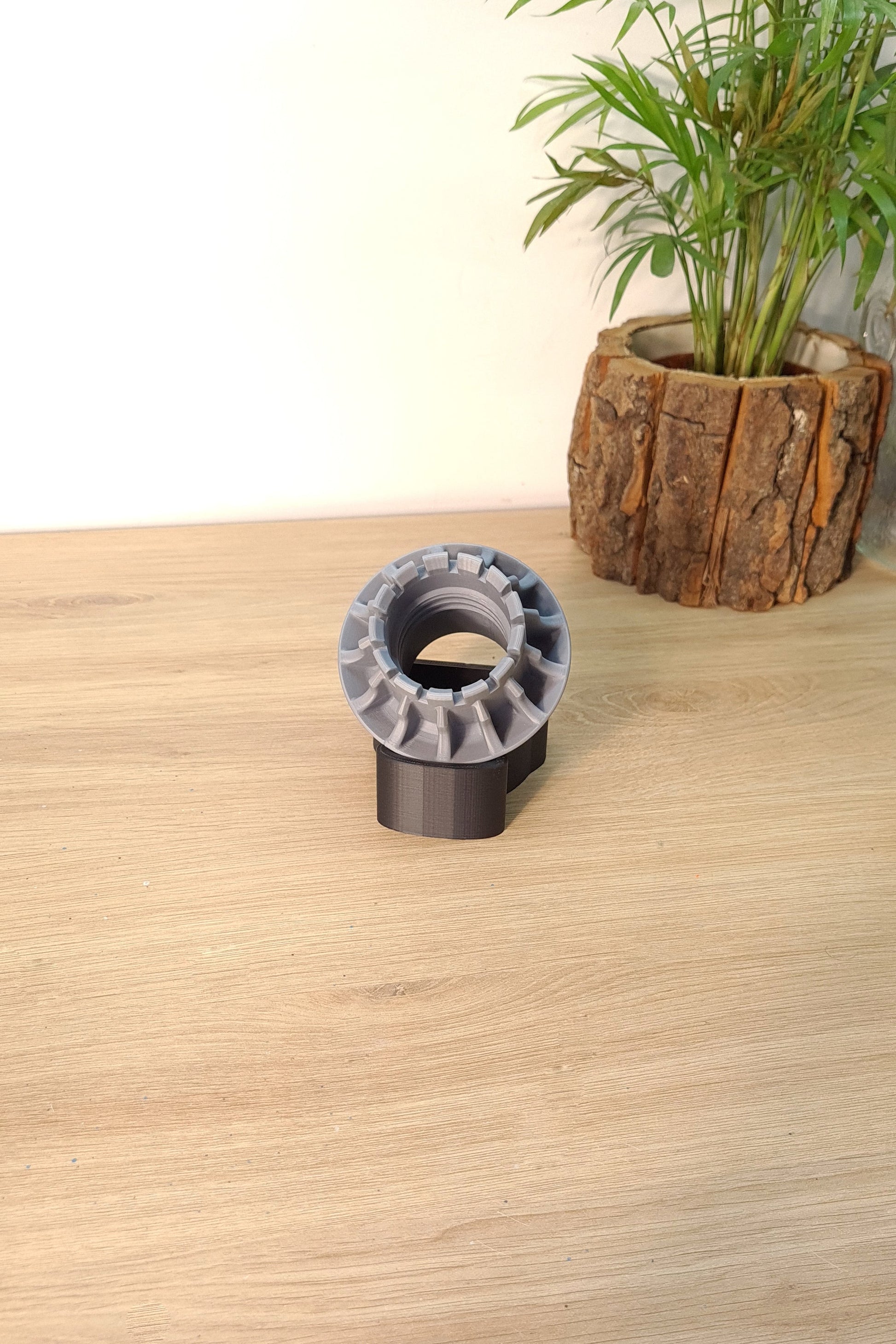 Image of various customer reviews on Etsy for a customizable F1 wheel nut replica available in three colors from 2022 to 2025, highlighting positive feedback on the quality, design, and shipping.