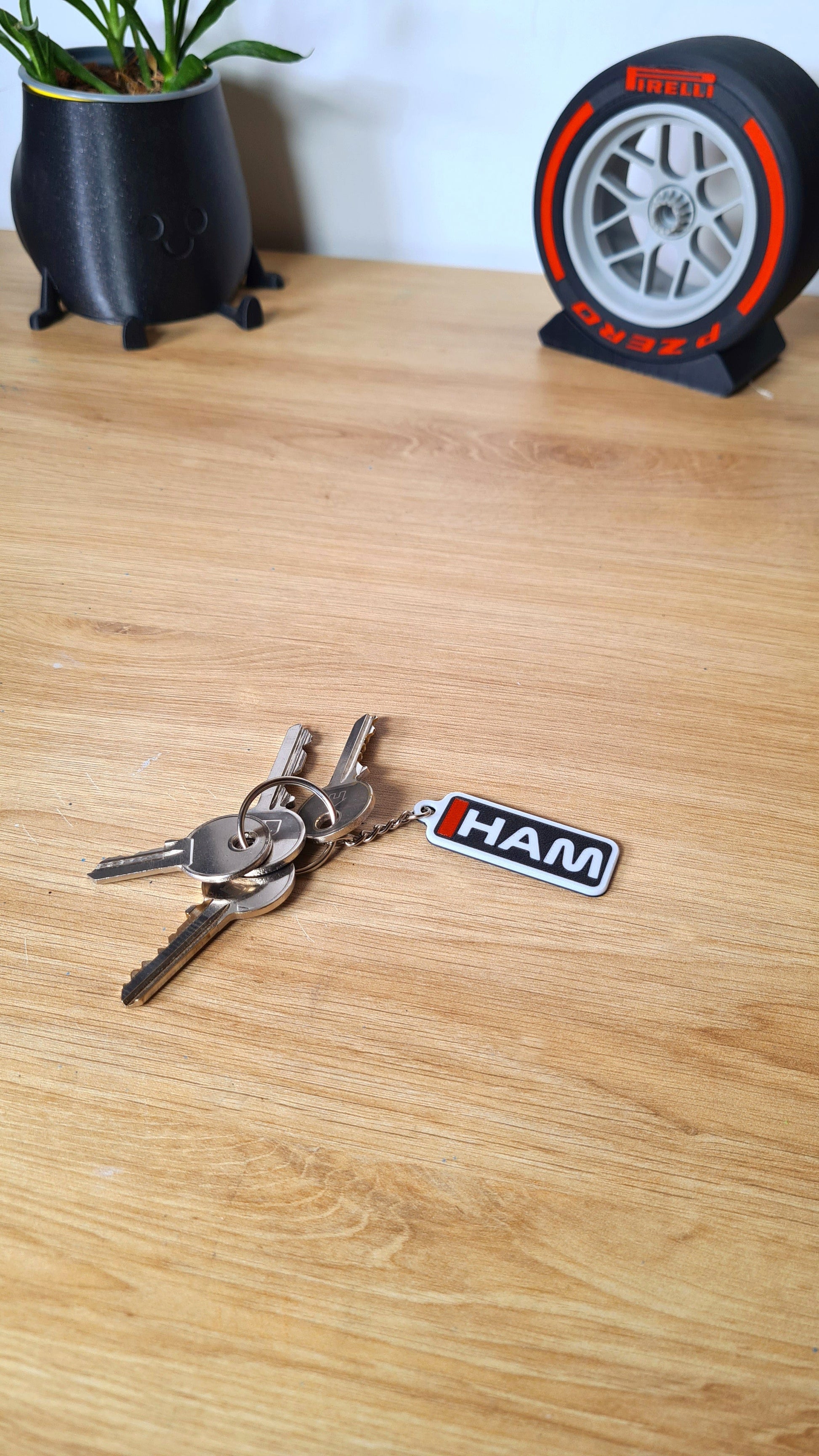 Lewis Hamilton HAM F1 driver initials keychain, perfect motorsport fan gift.